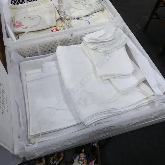 4 DAMASK TABLE CLOTHS, 2 MATCHING NAPKINS, LARGEST 2500 X 2200mm