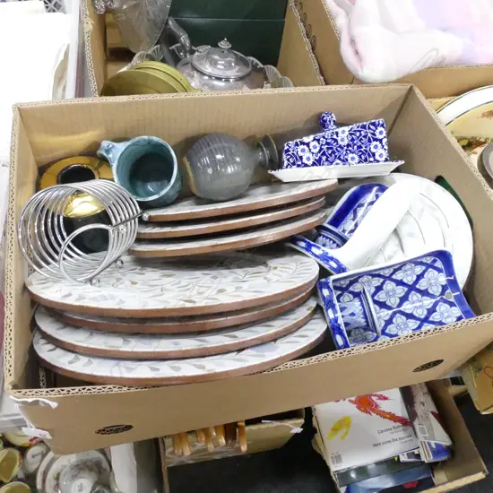 BOX LOT 10 MOP PLATES (4x300mm 6x255mm) + PR B/W CERAMIC CANDLE HOLDERS + PETER COLLIS VASE + BURLEIGH CHEESE DISH