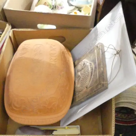 BOX LOT ROMERTOPF CLAY BAKER (new), CITTA PLATTER, FISH PLAQUE, SET 6 'BONE' HANDLED KNIVES (new)