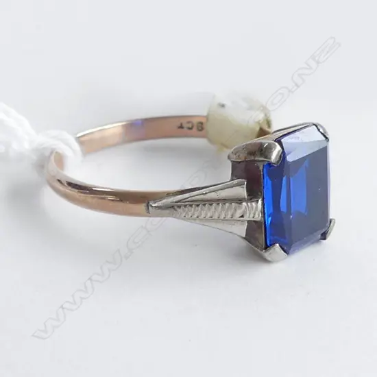 9CT GOLD RING W BLUE STONE 2.38gms