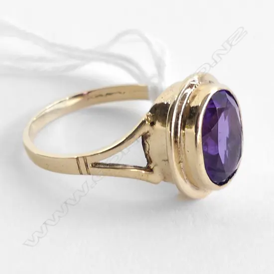 9ct & VIBRANT PURPLE AMETHYST RING 3.5gms