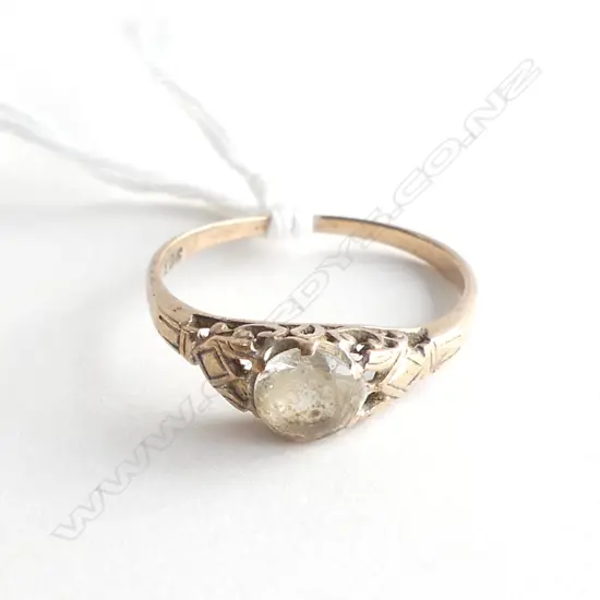 9ct RING WITH FAUX DIAMOND W 1.2gms