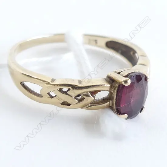 9CT & GARNET RING CELTIC KNOT SHOULDERS