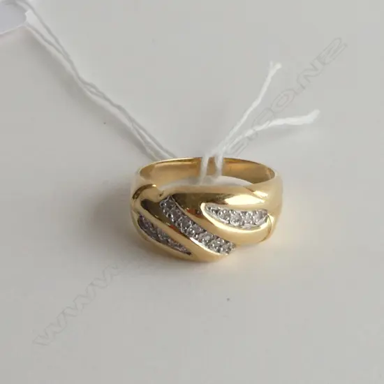 18CT GOLD AND DIAMOND RING 8.81gm