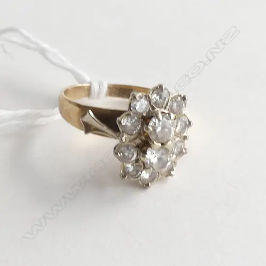9ct GOLD RING WITH CZ CLUSTER W. 2.8gms