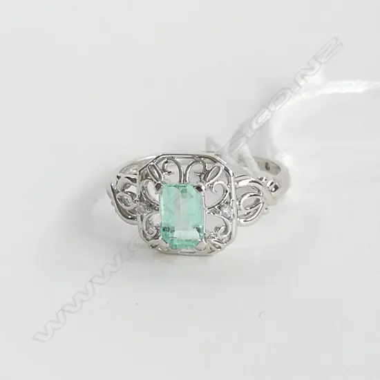 MODERN 10CT WHITE GOLD PALE GREEN SAPPHIRE ? & DIAMOND RING 2.08gms