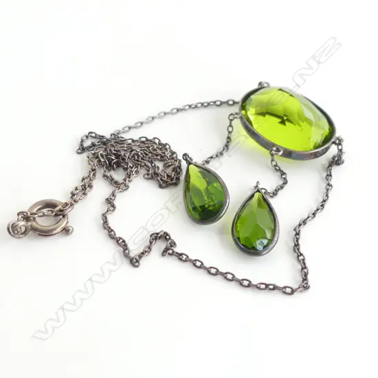 3 STONE GREEN GLASS NECKLACE