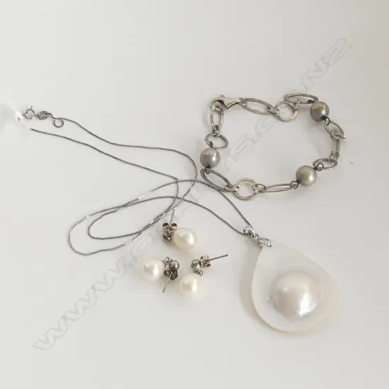 MABE PEARL PENDANT & 925 SILVER CHAIN ETC