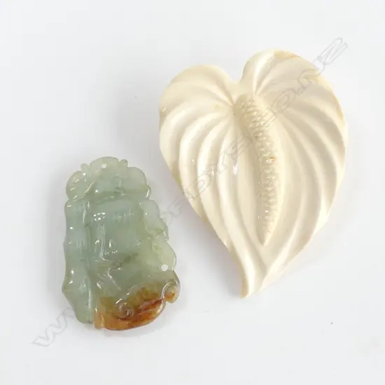 IVORY CARVED LEAF & FLOWER BROOCH & CARVED JADE PENDANT