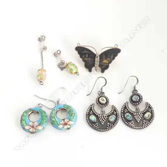3 PAIRS OF EARRINGS (1 PAIR SILVER) BUTTERFLY DAMASCENE BROOCH