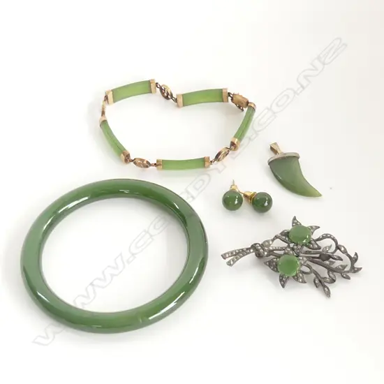 5 PCES JADE JEWELLERY; BANGLE, 10K ORIENTAL BRACELET, BROOCH, PENDANT & BROOCH