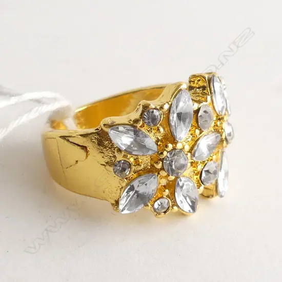 LARGE FAUX DIAMOND CLUSTER RING