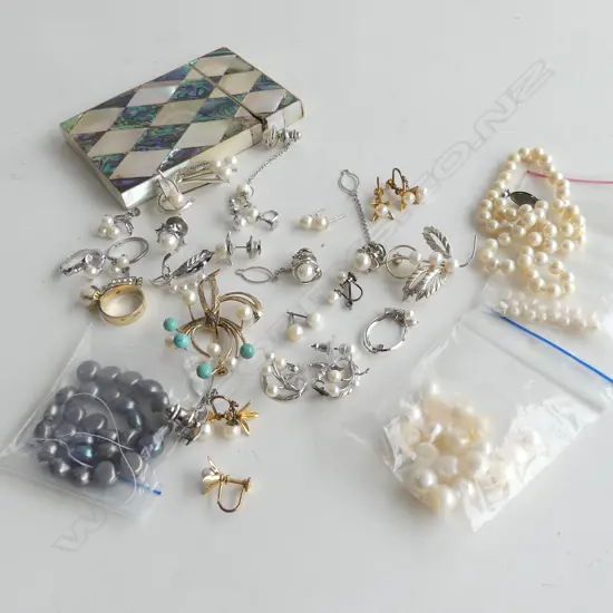 ASST. PEARL JEWELLERY + MOP CARD CASE AF