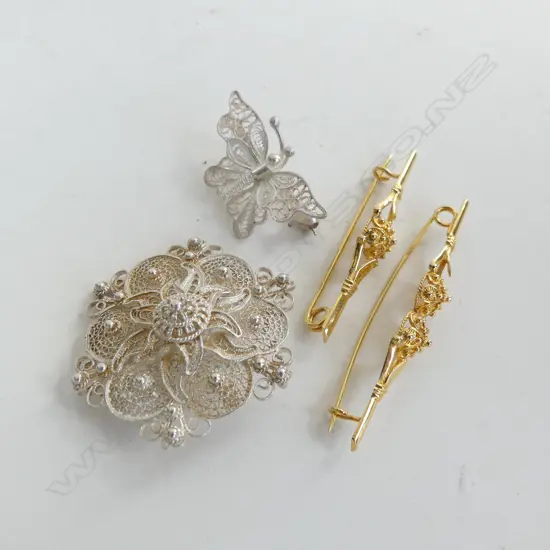 4 FILIGREE BROOCHES; 2 14ct GOLD 4.9 GRAMS & 2 SILVER METAL