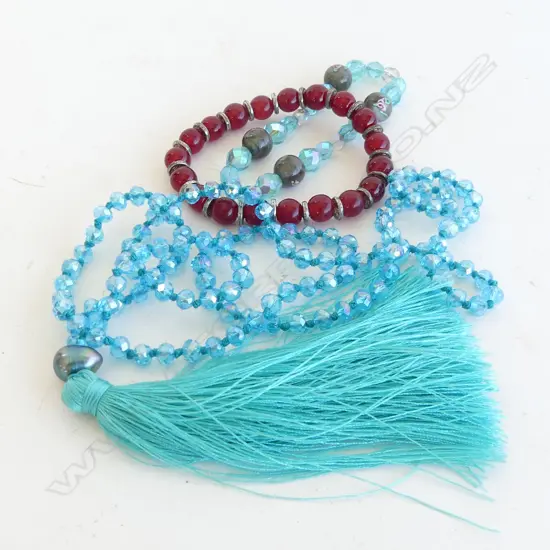 BLUE GLASS BEAD NECKLACE WITH TASSLE & 2 BRACELETS; BLUE STONE & GLASS & RED STONE BEADS WITH SILVER TONE