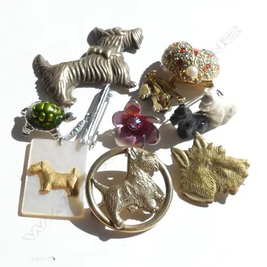 5 VINTAGE SCOTTIE DOG BROOCHES (1 MISSING PIN) + FROG, LADYBIRD & FLOWER BROOCH & TURTLE PENDANT