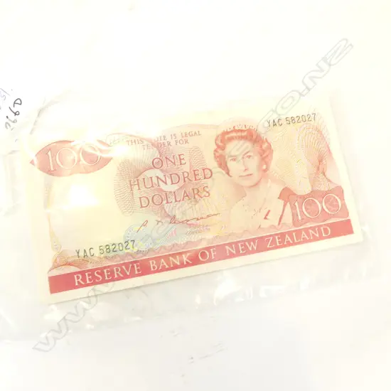 3 NZ $100 BANKNOTES. RUSSELL. YAC582026.YAC582027.YAC921313
