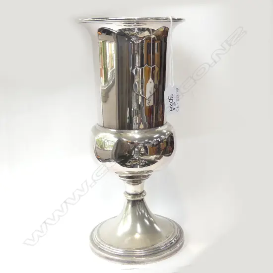 LG HEAVY SILVER PLATE URN VASE WITH ENGRAVING MEDALLION  H. 305MM