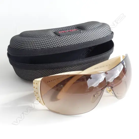 PR PRADA SUNGLASSES IN CASE