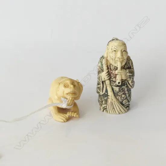2 NETSUKE; MONKEY & MAN w. PIPE & BROOM H.50mm