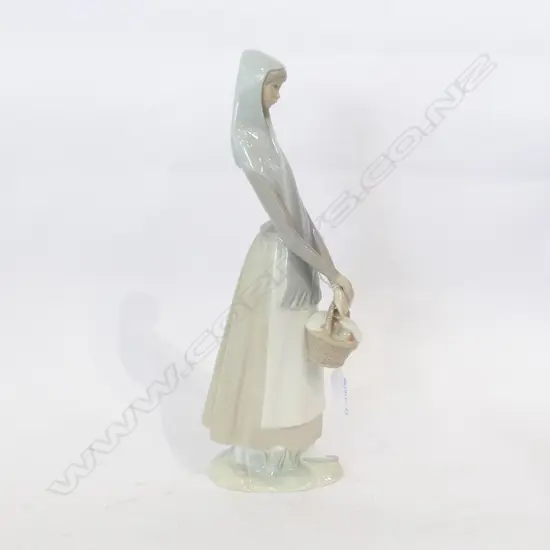 TALL LLADRO LADY FIGURINE H. 330MM