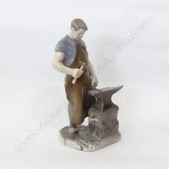 LG BING & GRONDAHL BLACKSMITH FIGURINE H. 300MM