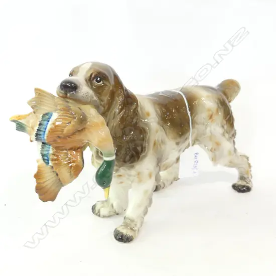 CERAMIC HUNTING DOG w. DUCK IN MOUTH L.300mm