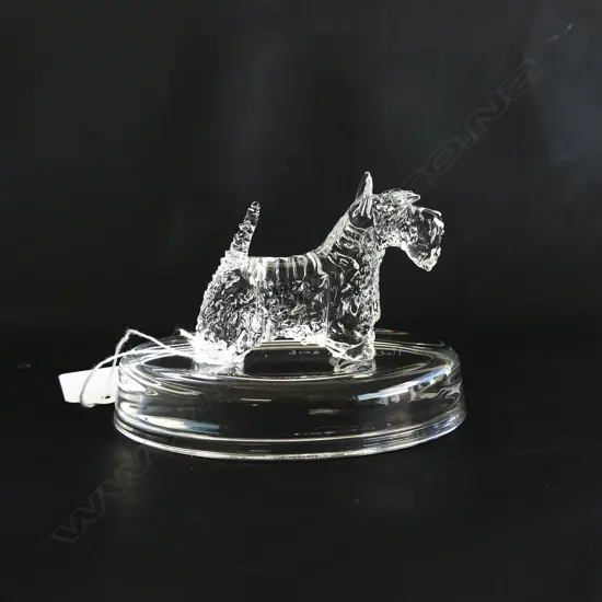 SCOTTIE DOG GLASS STATUETTE - SIGNED & DATED 'NEIL HARRIS 2016' L 100MM