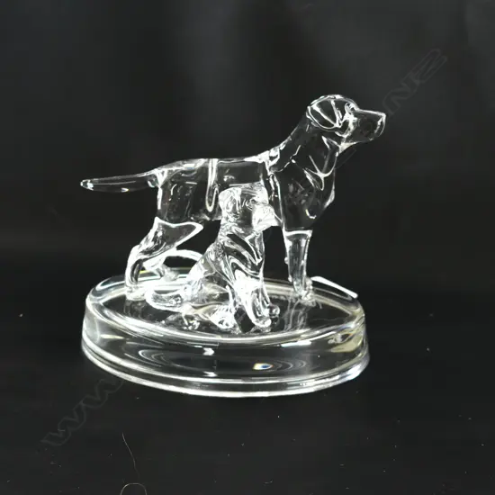 LABRADOR & PUP GLASS STATUETTE - SIGNED & DATED 'NEIL HARRIS 2016' L 100MM