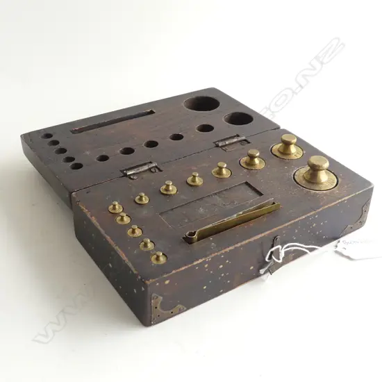 CASED SET OF BRASS WEIGHTS L 190 MM