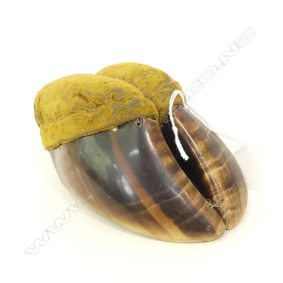 VINTAGE LGE ANIMAL HOOF PIN CUSHION GREEN VELVET