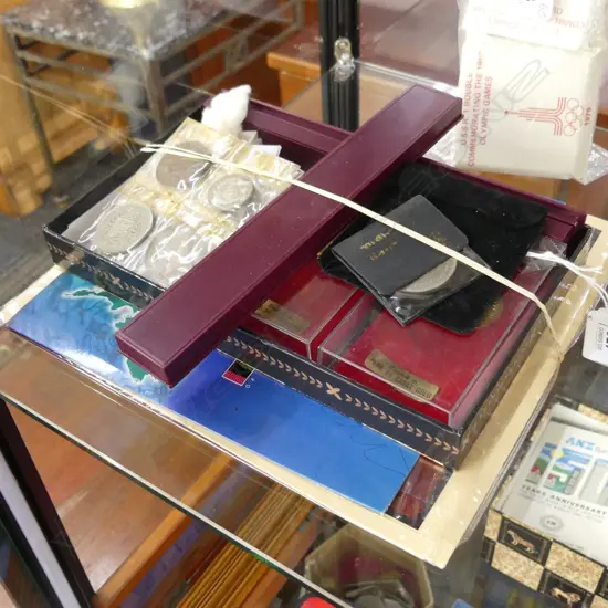 NZ $10 JOINED PR BANK NOTE PACK + 1992 NZ FDC PACK + NZ COINS + G/P BRACELET ETC