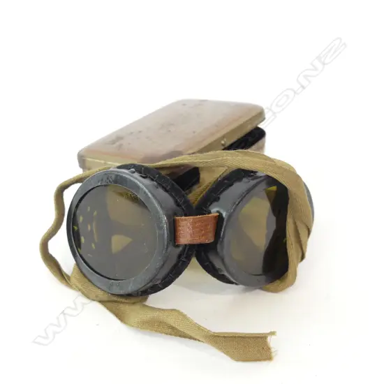 WW11 GOGGLES IN ORIGINAL TIN