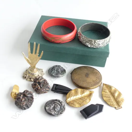 SMALL BOX OF VINTAGE CLIPS, BUTTONS, COMPACT, ETC