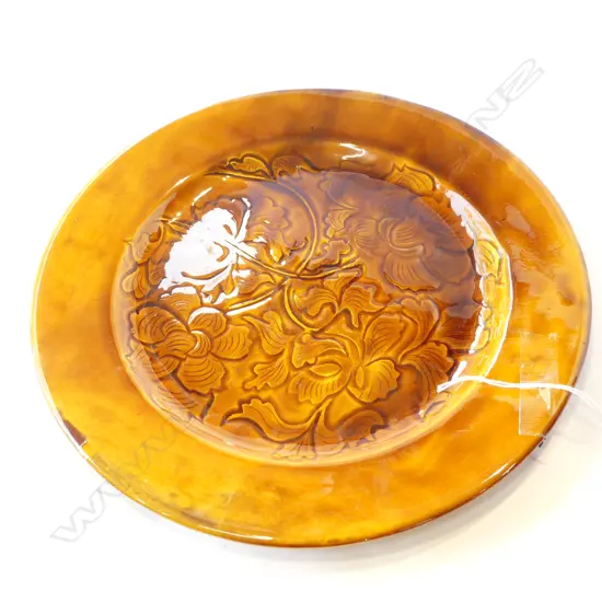 WAILIN ELLIOTT ROUND PLATE, CARVED FLORAL DESIGN W.295mm