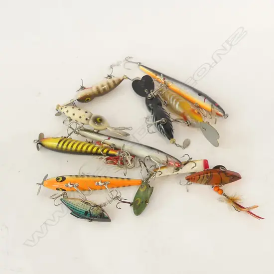 BOX VINTAGE AMERICAN FISHING LURES