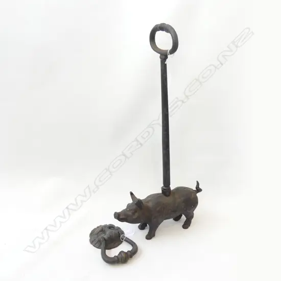 VINTAGE BRASS LIONS HEAD DOOR KNOCKER + BRASS PIG LONG HANDLE DOOR STOPPER