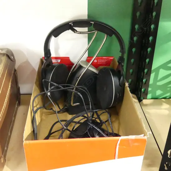 SENNHEISER WIRELESS HEADPHONES W CHARGER & STORAGE