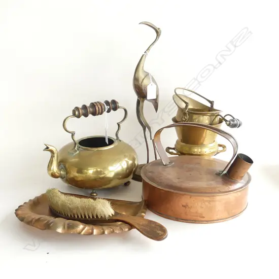 6 COPPER / BRASS PCES; CRUMB TRAY & BRUSH, 2 KETTLES, BIRD (af), ETC
