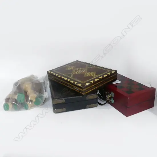 3 CASED GAMES; CHESS, DOMINOES, BACKGAMMON + WOODEN CHESS PCES