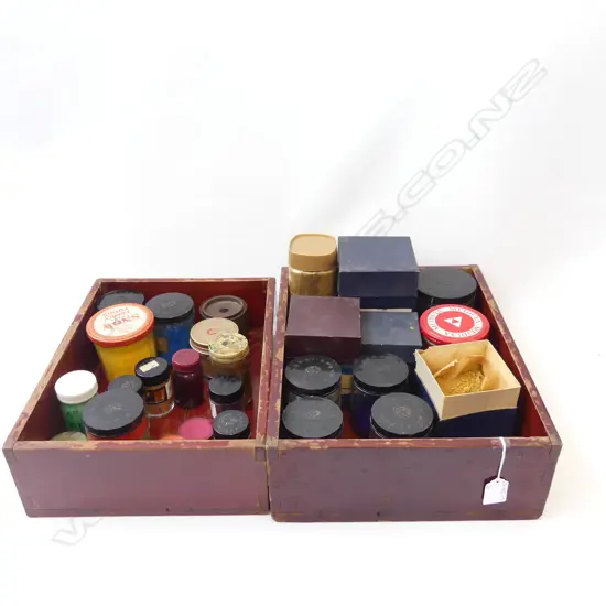 28 CONTAINERS JAPANESE MID-20thC ARTIST'S POWDER PIGMENTS in 2 boxes