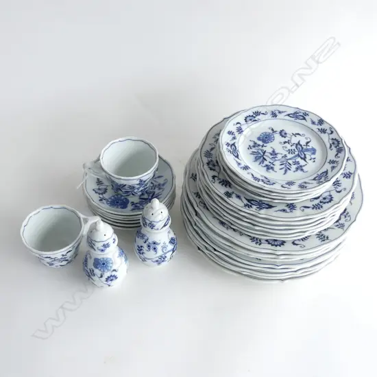 28 PCES BLUE DANUBE 'ONION' INCL. 8 DINNER PLATES, 6 LUNCHEON