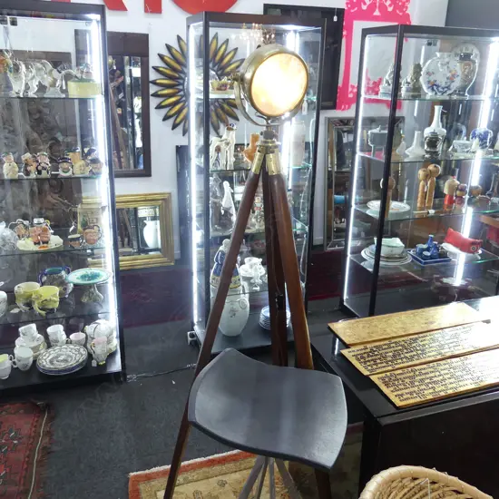 TRIPOD LAMP - VINTAGE BRASS SPOT LAMP MOUNTED ON A PERIOD MAHOGANY TRIPOD