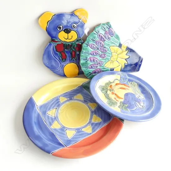 4 PCES MORRIS & JAMES; 2 WALL PLAQUES; BEAR & LAVENDER + 2 PLATTERS 300 / 380mm dia