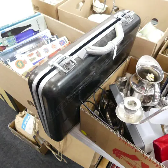 VINTAGE SUITCASE w. ASST. FREEMASONS GEAR