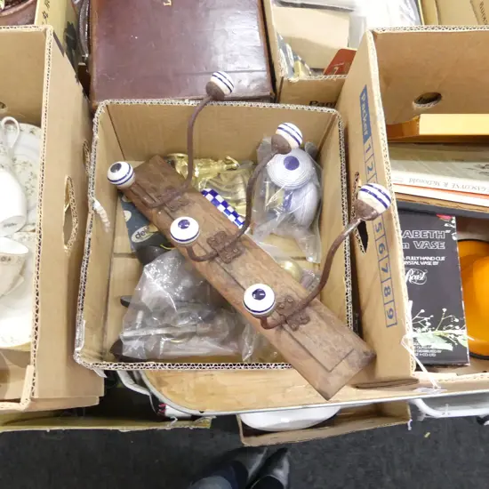 BOX ASST OLD DOOR KNOBS INCL BRASS & HOOKS + WOODEN & CERAMIC HOOKS