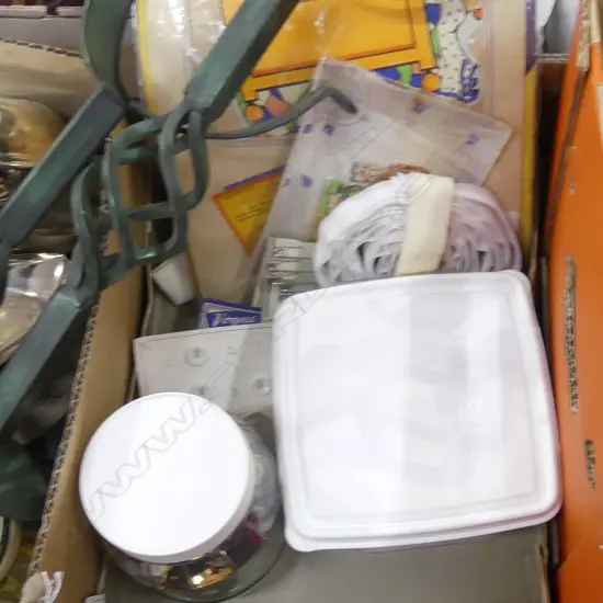 BOX LOT ASST. VINTAGE BUTTONS ETC