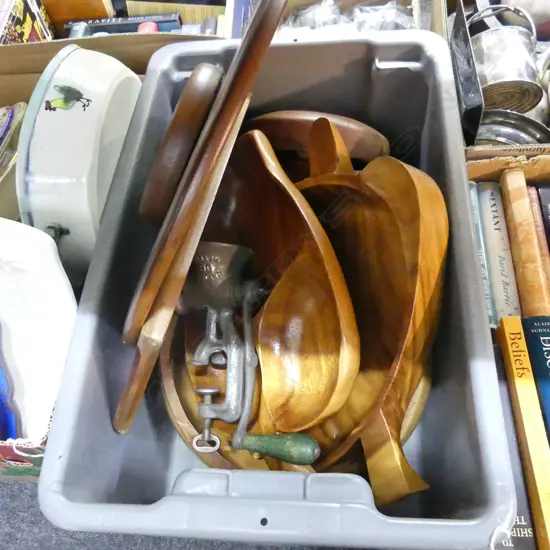 BOX LOT ASST. WOODEN ITEMS; BOWLS, PLATTERS, LAZY SUSAN ETC + MINCER