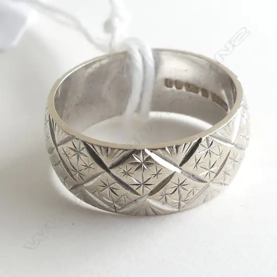 9ct. WHITE GOLD WEDDER 4.10gm, SIZE K