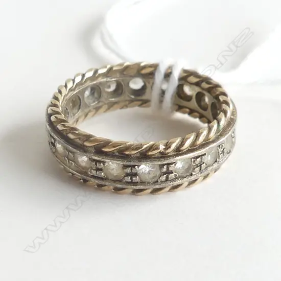 9ct. GOLD BAND WITH CZs 4gm, SIZE K